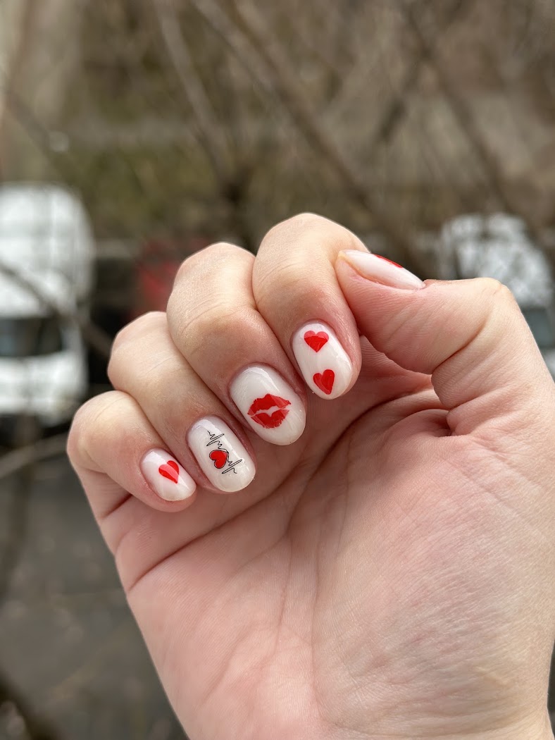 Nail art Valentine's cu inimioare