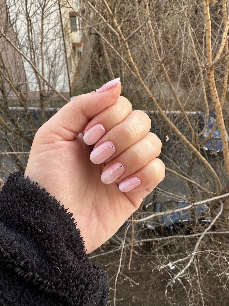 Manichiură nude elegantă realizată la Ela Salon București