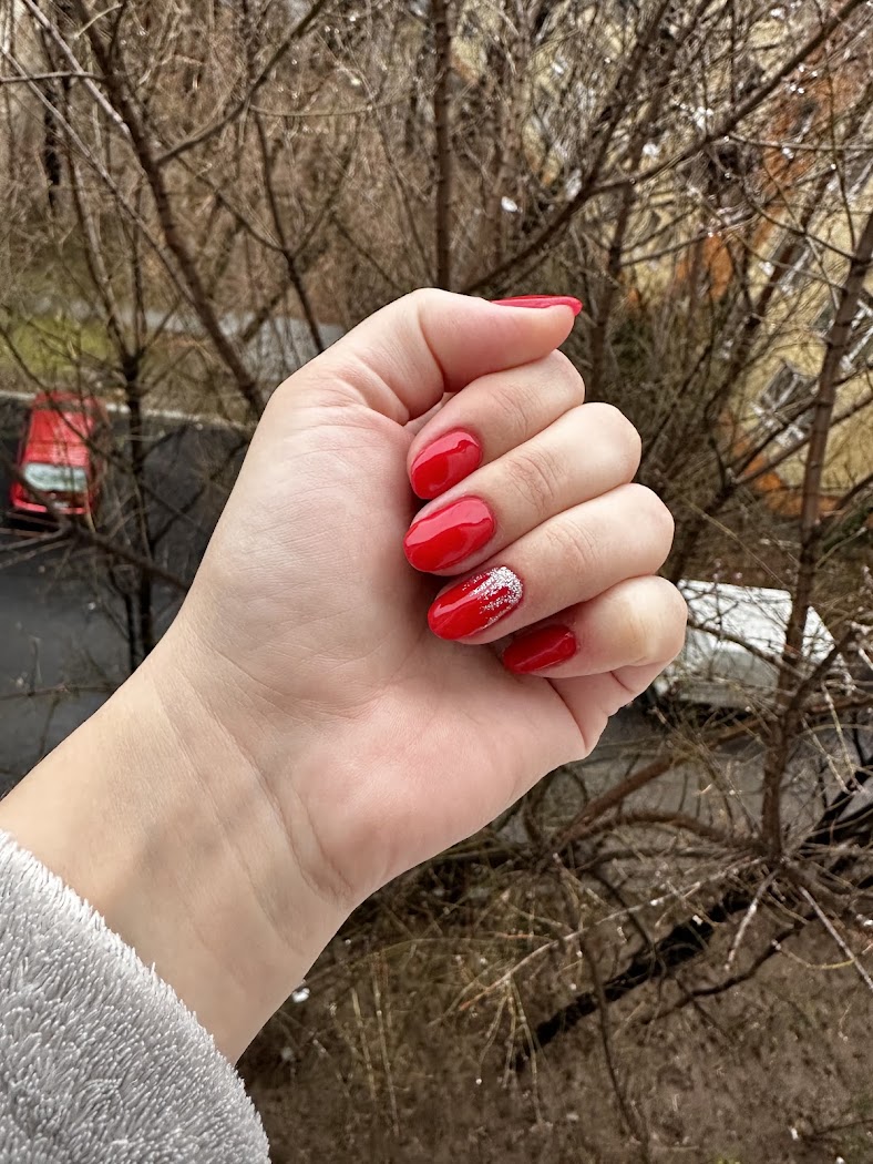 Unghii roșii cu accente glitter