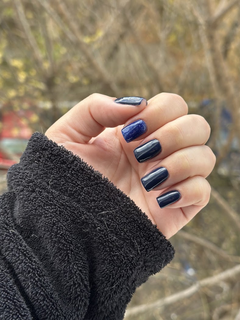 Unghii bleumarin elegante